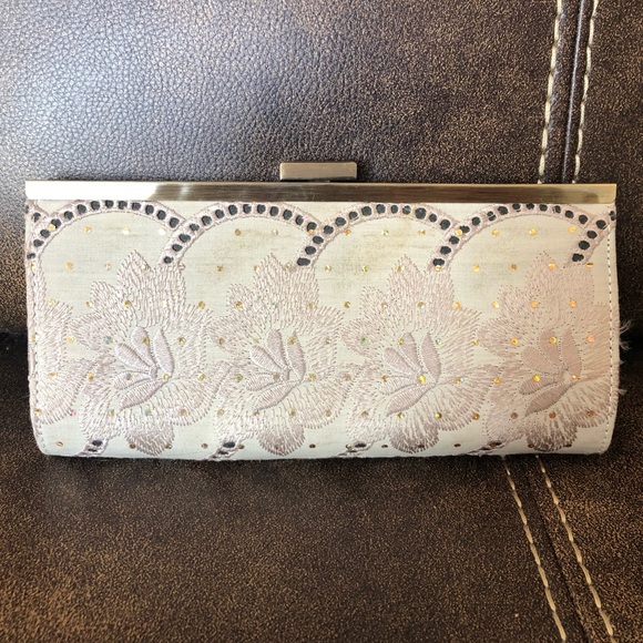 Steve Madden Handbags - STEVE MADDEN // nude + gold // clutch/evening bag sparkly // formal + fashion